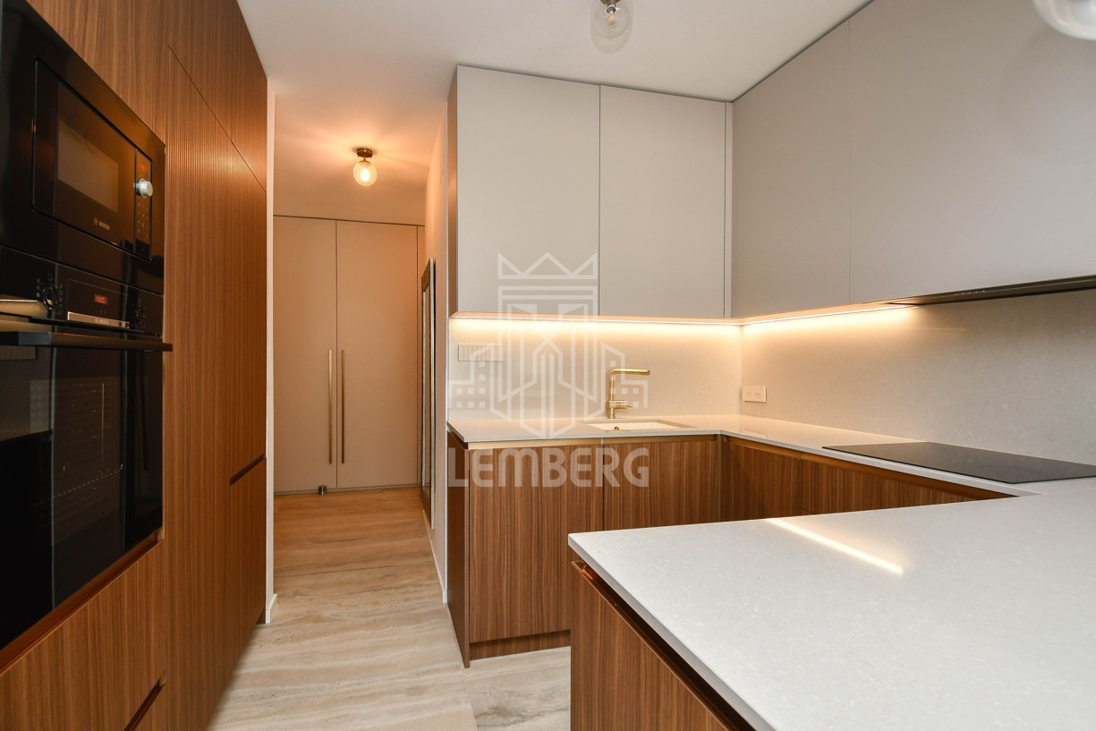 Сонячна 4-кімнатна квартира на вул. Zámocká