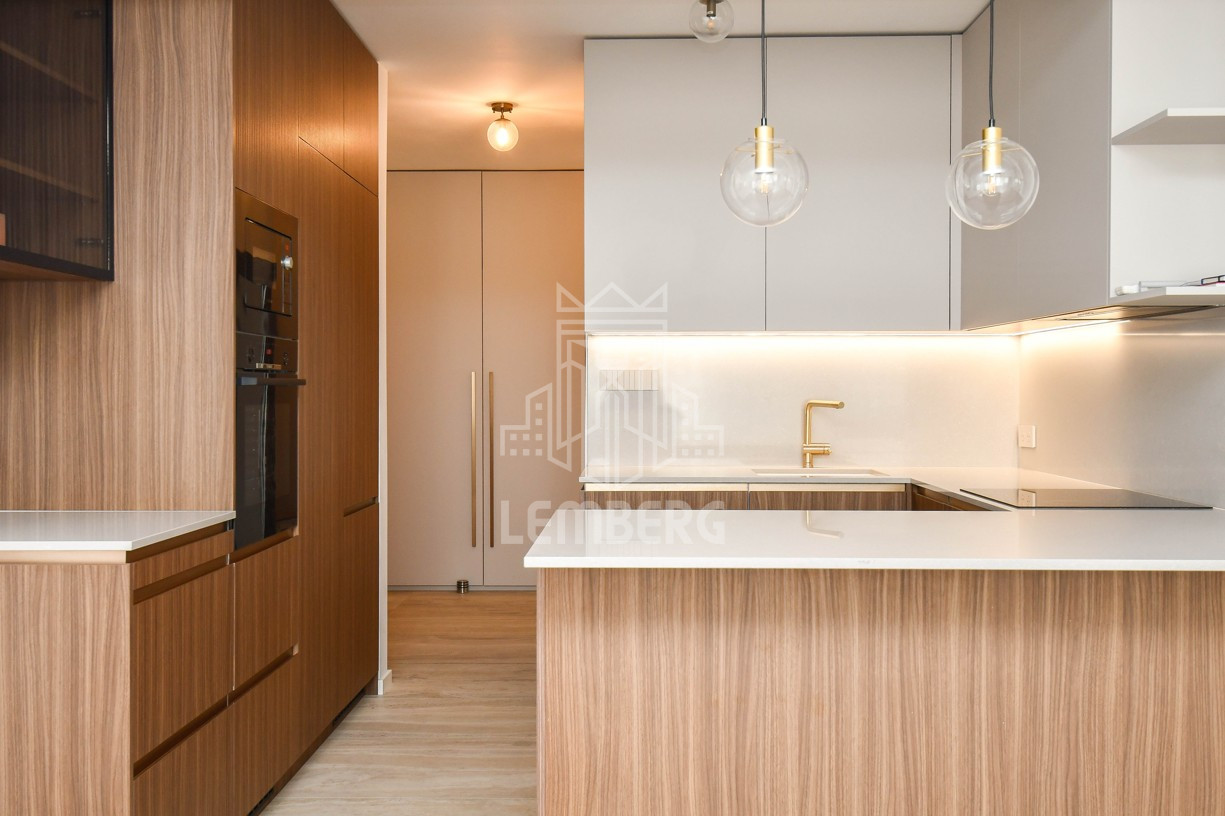 Сонячна 4-кімнатна квартира на вул. Zámocká