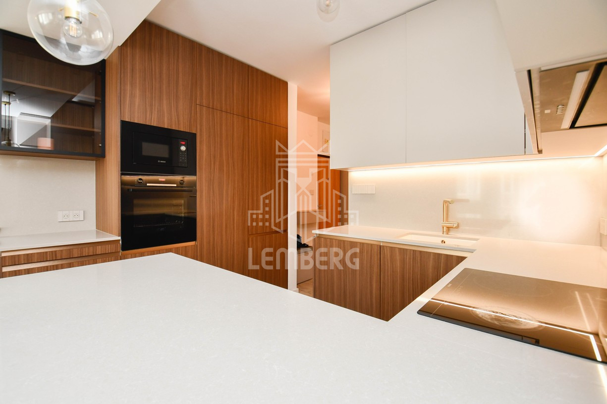 Сонячна 4-кімнатна квартира на вул. Zámocká