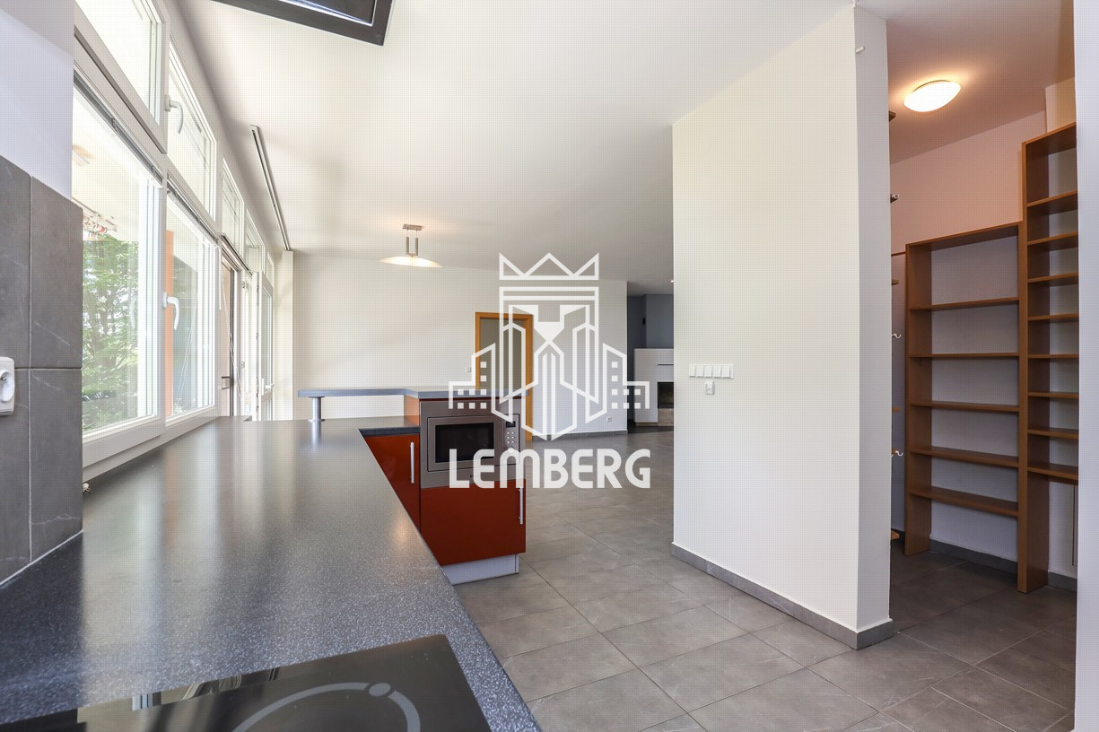 Просторий 6-кімнатний будинок на Колибі